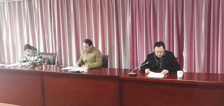 图为：冯志明代表领导班子作述职报告